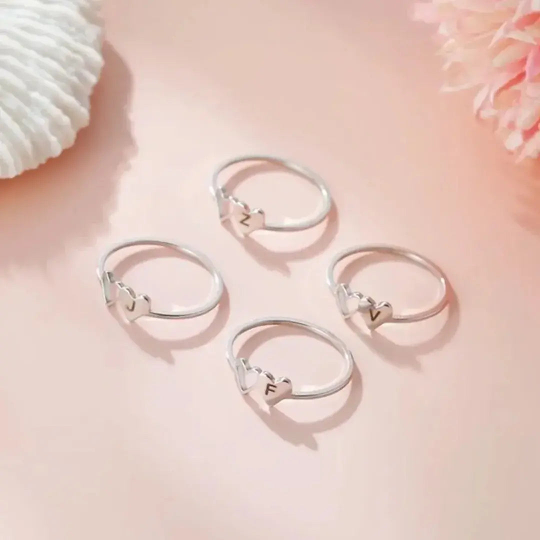 Conjunto de anéis com iniciais personalizadas e design de coração vazado – Romantizze