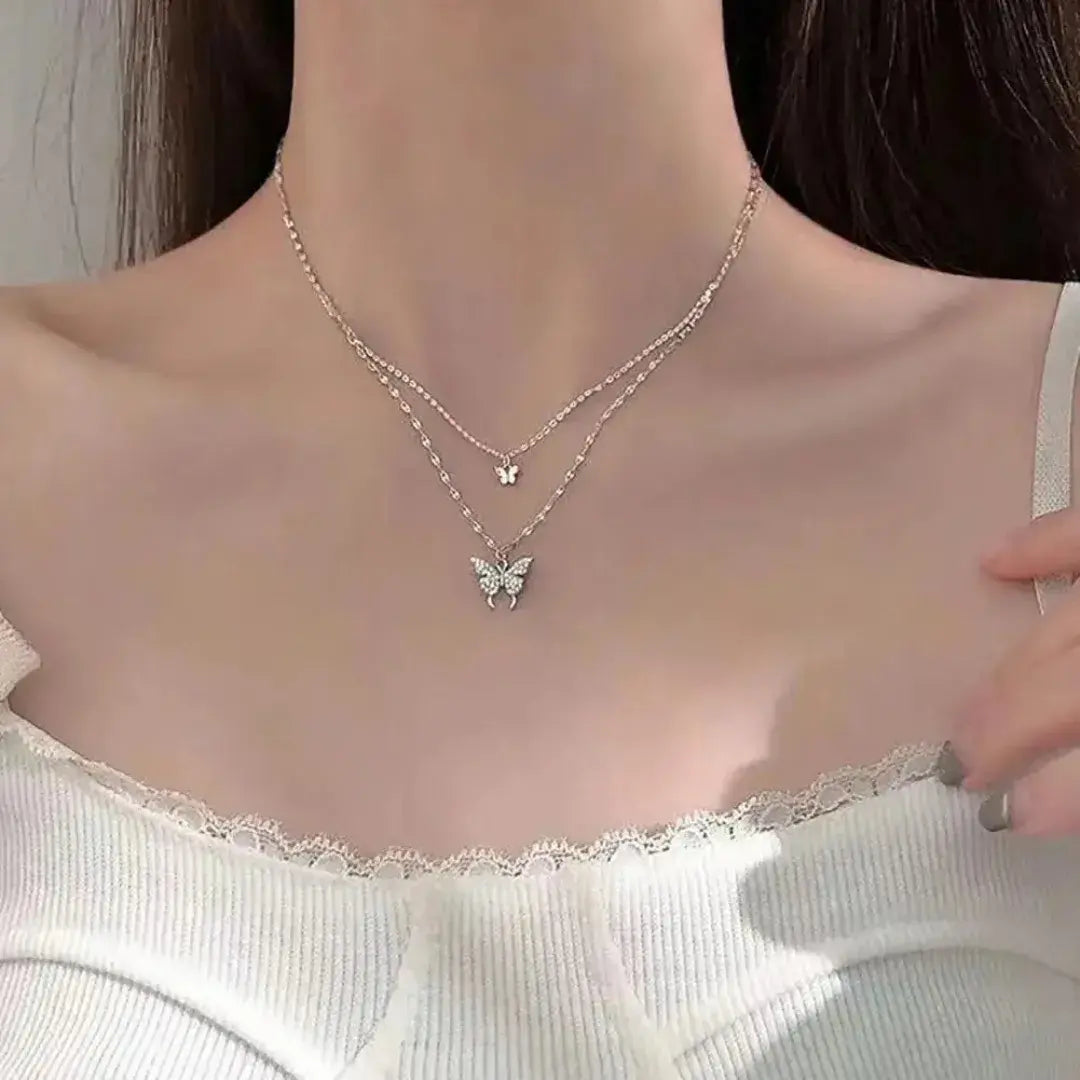 Colar clavícula com pingente de borboleta de ouro usado no pescoço feminino – Romantizze