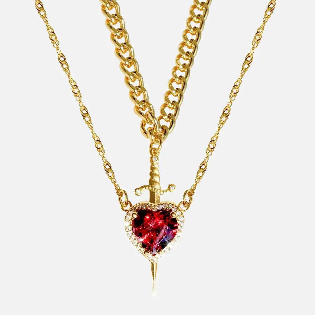 Colar dourado duplo com coração vermelho cravejado e pingente de espada – Romantizze