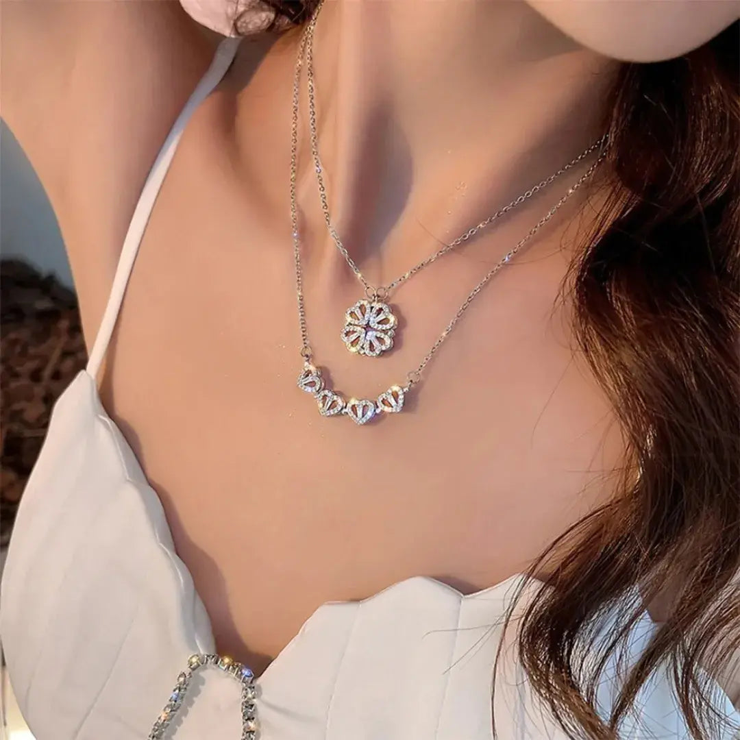 Modelo com colar Romantizze de trevo prateado em look delicado com decote em coração.