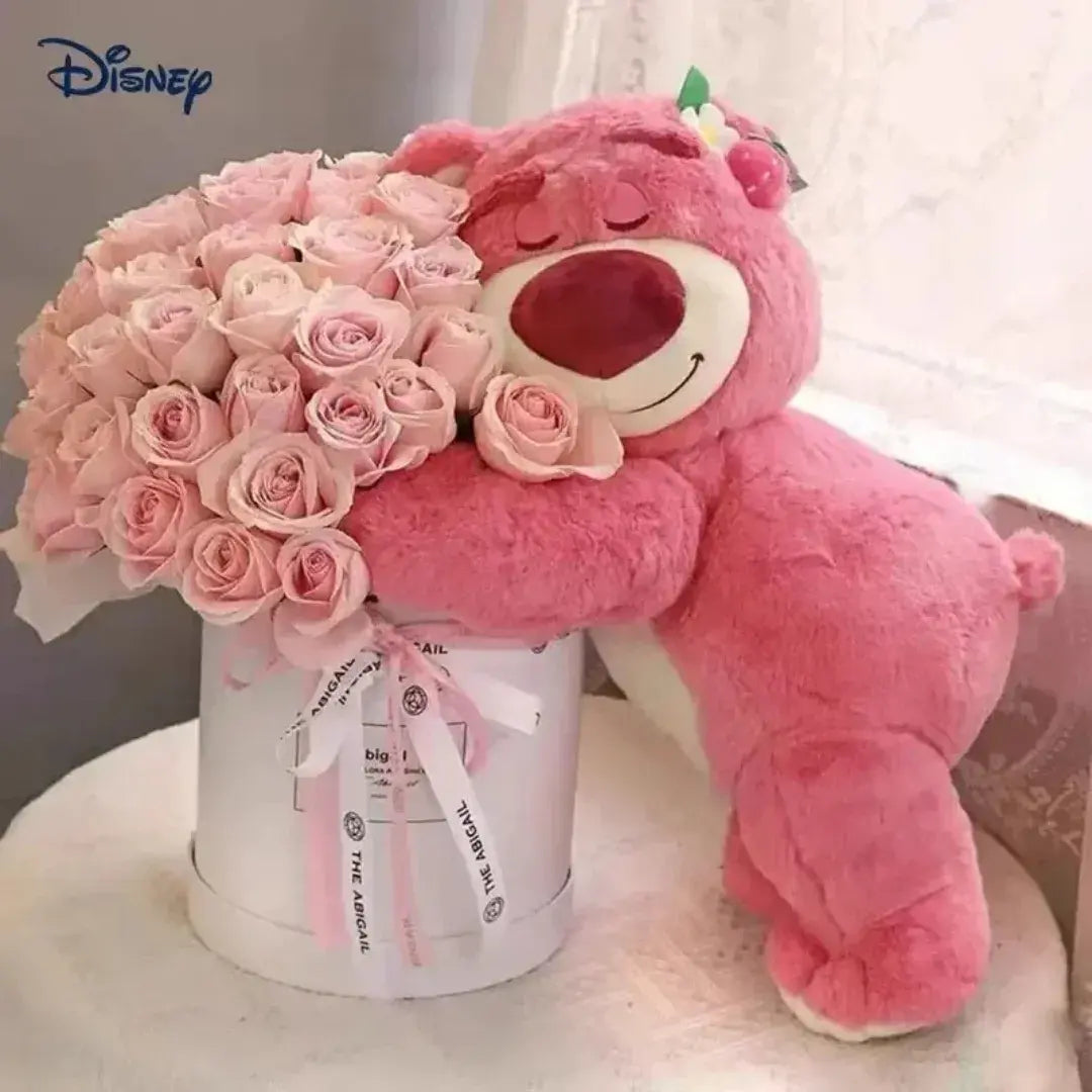 Urso de pelúcia rosa abraçando caixa de flores – presente romântico e decorativo da Romantizze