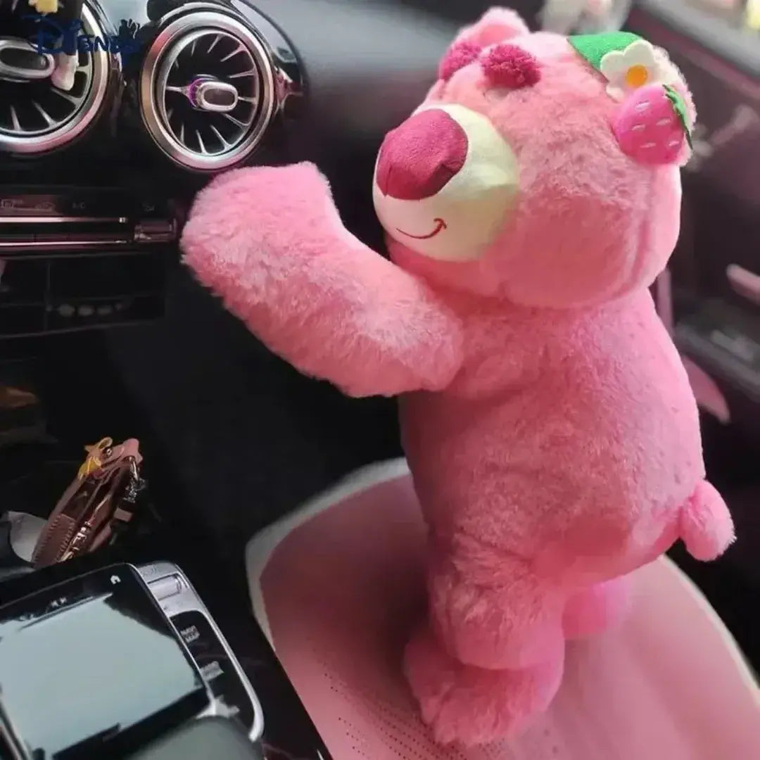 Urso rosa decorando o painel do carro com braços abertos – pelúcia divertida da Romantizze