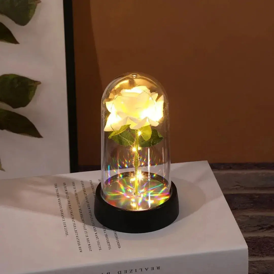 Rosa decorativa com iluminação quente sob cúpula de vidro e base preta