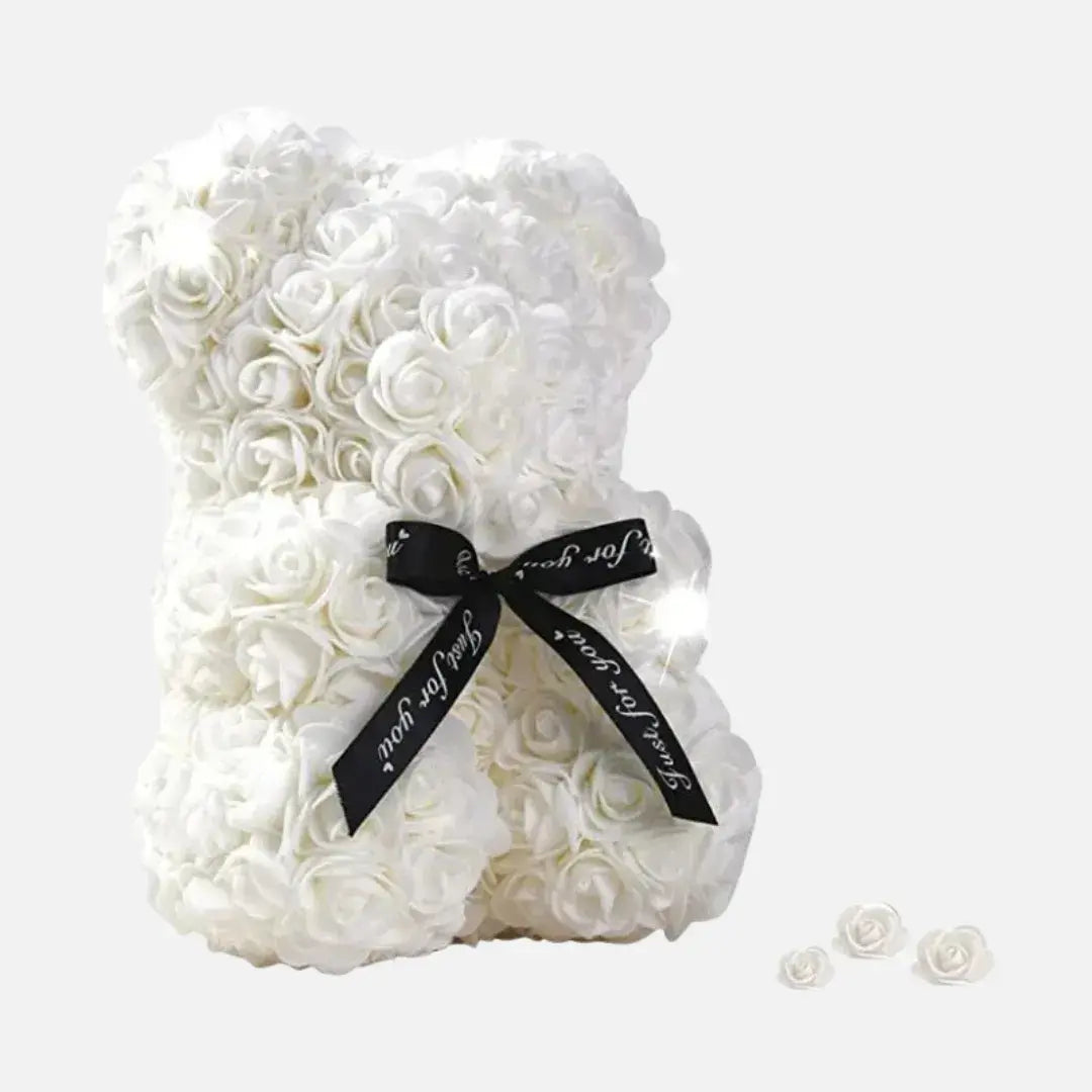 Urso de rosas brancas com luzes LED e laço preto – lembrança romântica iluminada da Romantizze