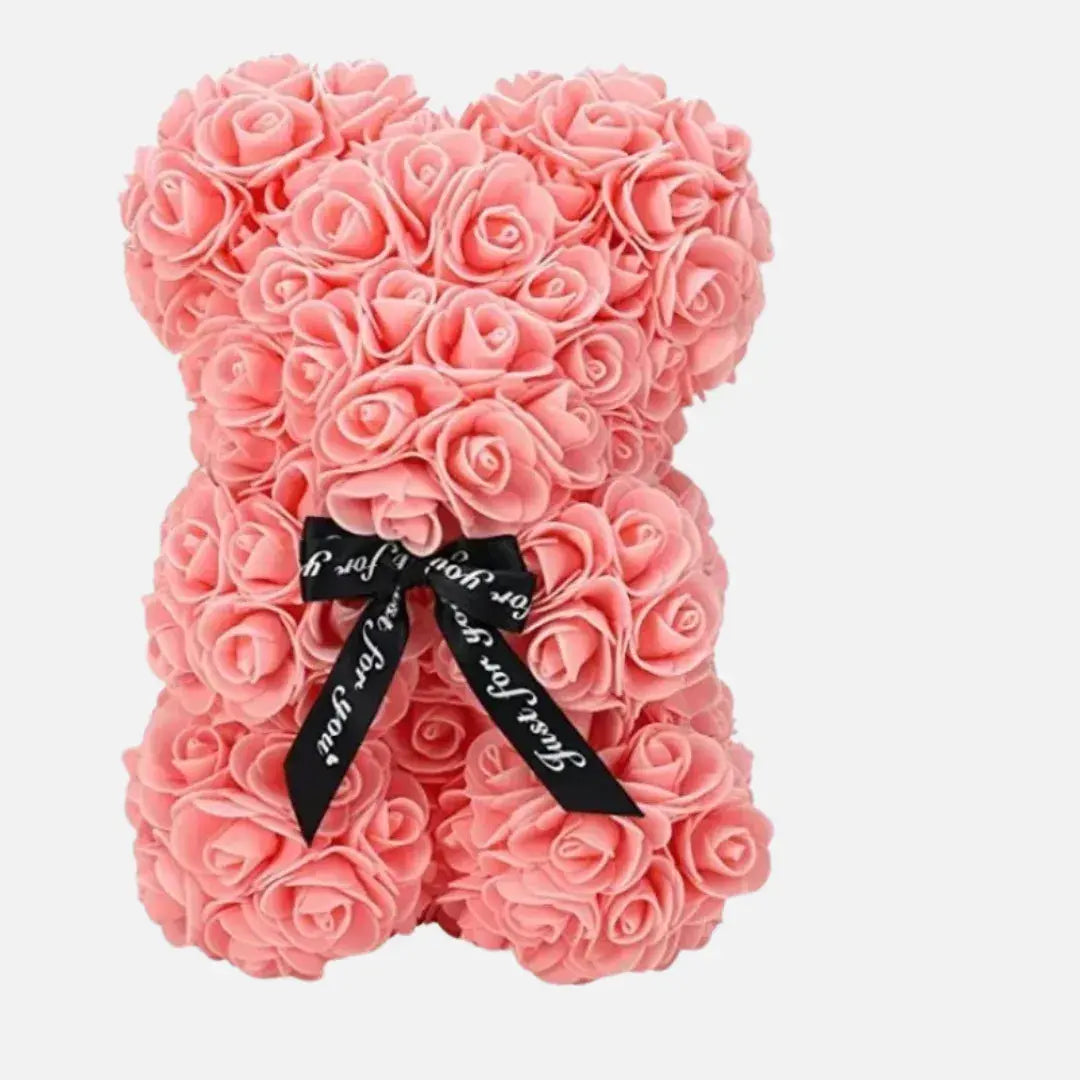 Urso de rosas artificiais na cor rosa claro com laço preto – presente delicado da Romantizze