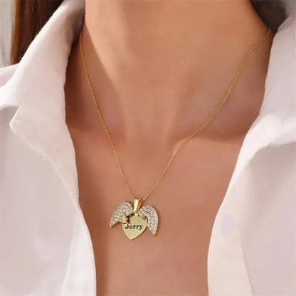 Colar Feminino AngelHeart com Asas Retráteis e Gravação Personalizável