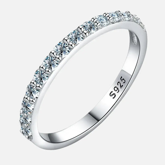 Anel feminino em prata 925 com cravação de Moissanite em fileira, acabamento polido – Romantizze