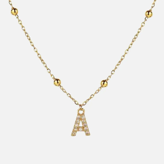 Colar dourado feminino com pingente de letra cravejado em zircônia, corrente fina com esferas – Romantizze