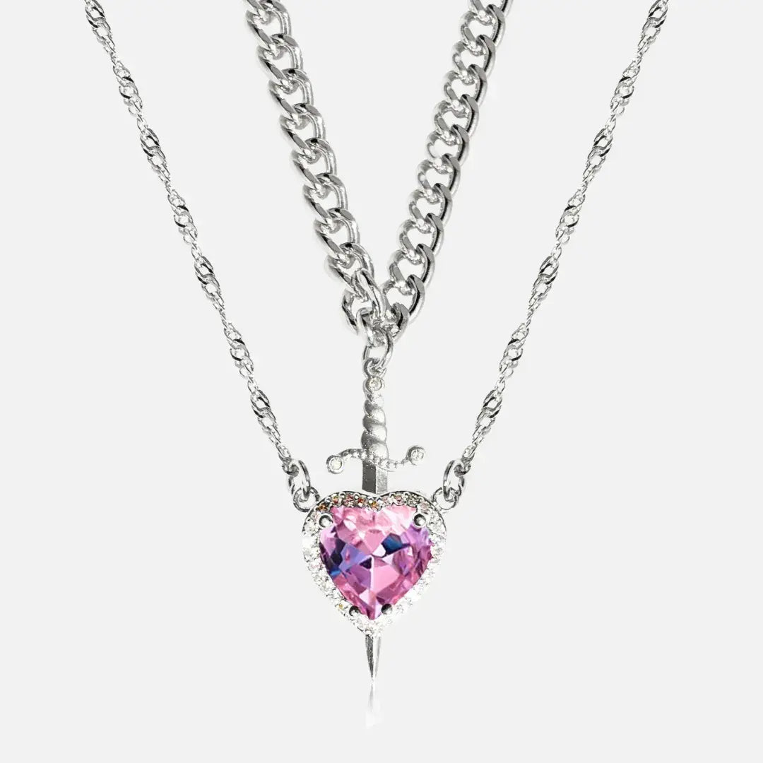 Conjunto de colares prateados com pingente de espada e coração rosa em zircônia – Romantizze
