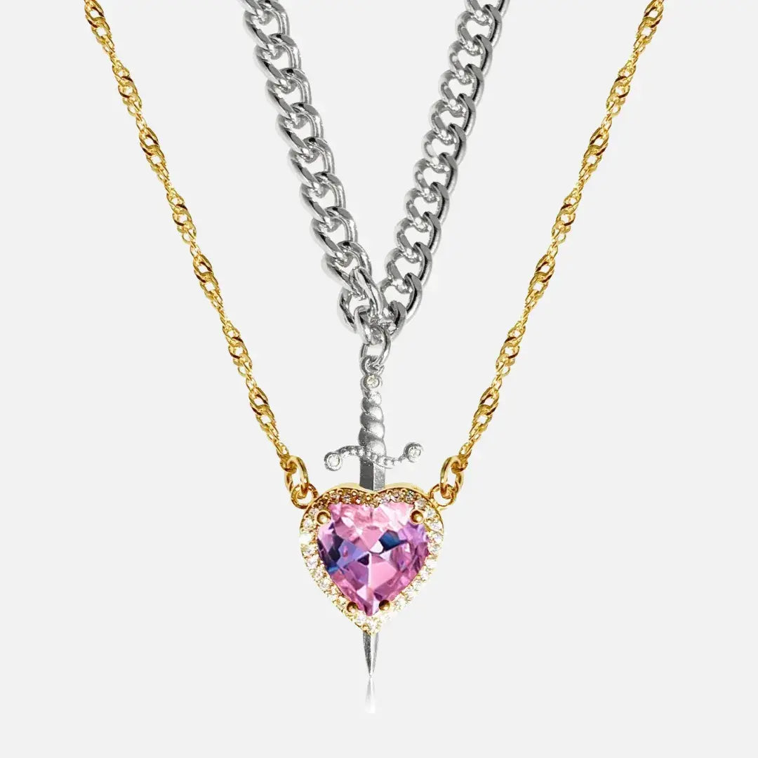 Colar com correntes prata e dourado, pingentes de espada e coração rosa – Romantizze