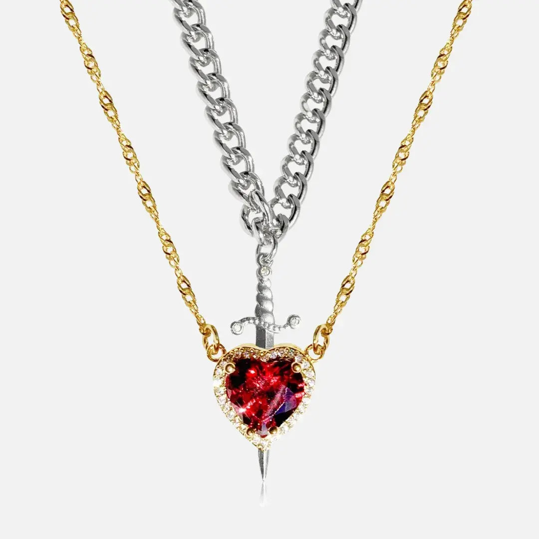 Colar com correntes em prata e dourado, pingente de coração vermelho e espada metálica – Romantizze