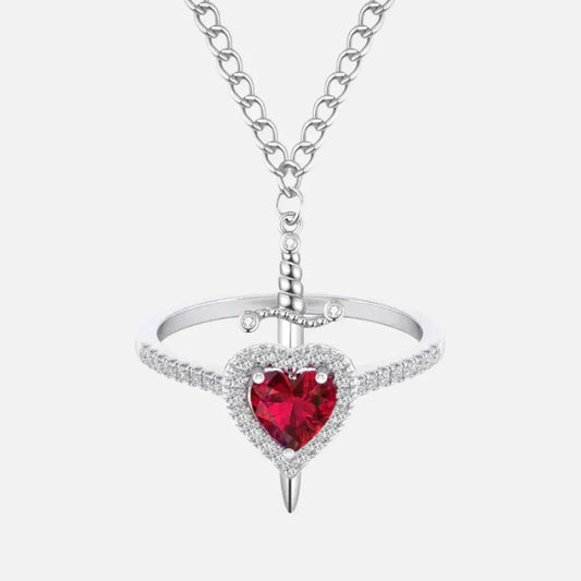 Anel com coração vermelho e pulseira com pingente de espada do conjunto Romantizze, fotografados em fundo branco com destaque para o design simbólico.