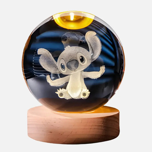 Luminária de cristal 3D com o personagem Stitch iluminado em fundo claro, sobre base de madeira – Romantizze