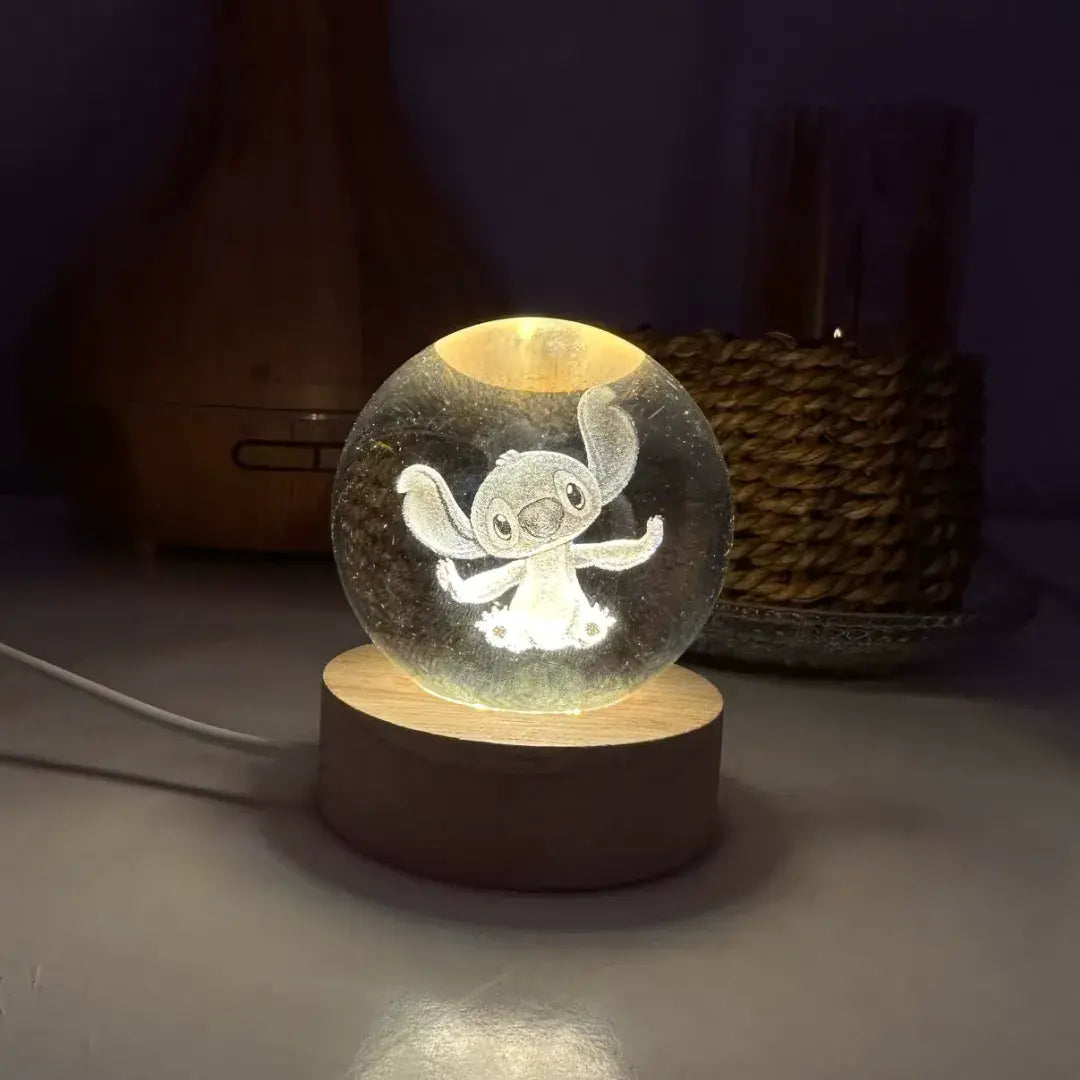 Luminária de cristal 3D do Stitch acesa em ambiente noturno, destacando a luz branca e base de madeira – Romantizze