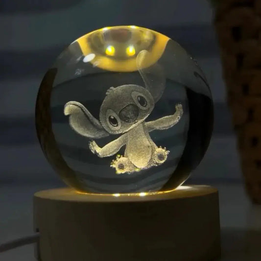 Luminária de cristal 3D com o personagem Stitch iluminado, base de madeira e fundo escuro – Romantizze