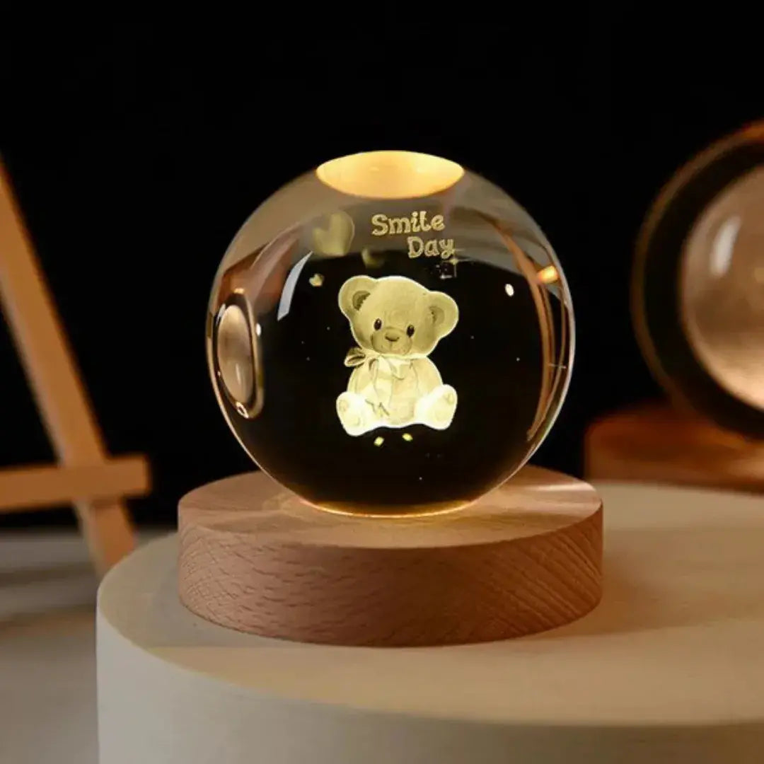 Luminária de cristal 3D com urso sorridente segurando coração, iluminação dourada e base de madeira – Romantizze