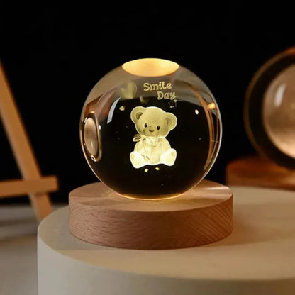 Luminária de cristal 3D com urso sorridente segurando coração, iluminação dourada e base de madeira – Romantizze