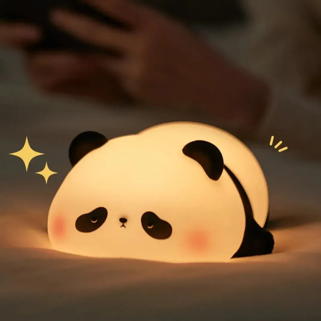Luminária de panda acesa no escuro com luz suave, ideal para relaxamento – Romantizze