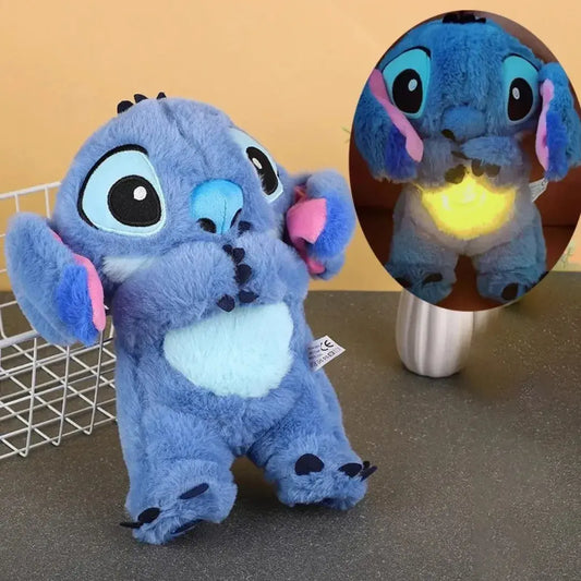 Pelúcia azul estilo Stitch sentada, com orelhas abertas e expressão fofa – Romantizze