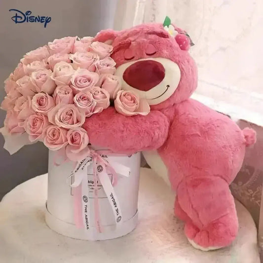 Urso de pelúcia rosa abraçando caixa de flores – presente romântico e decorativo da Romantizze