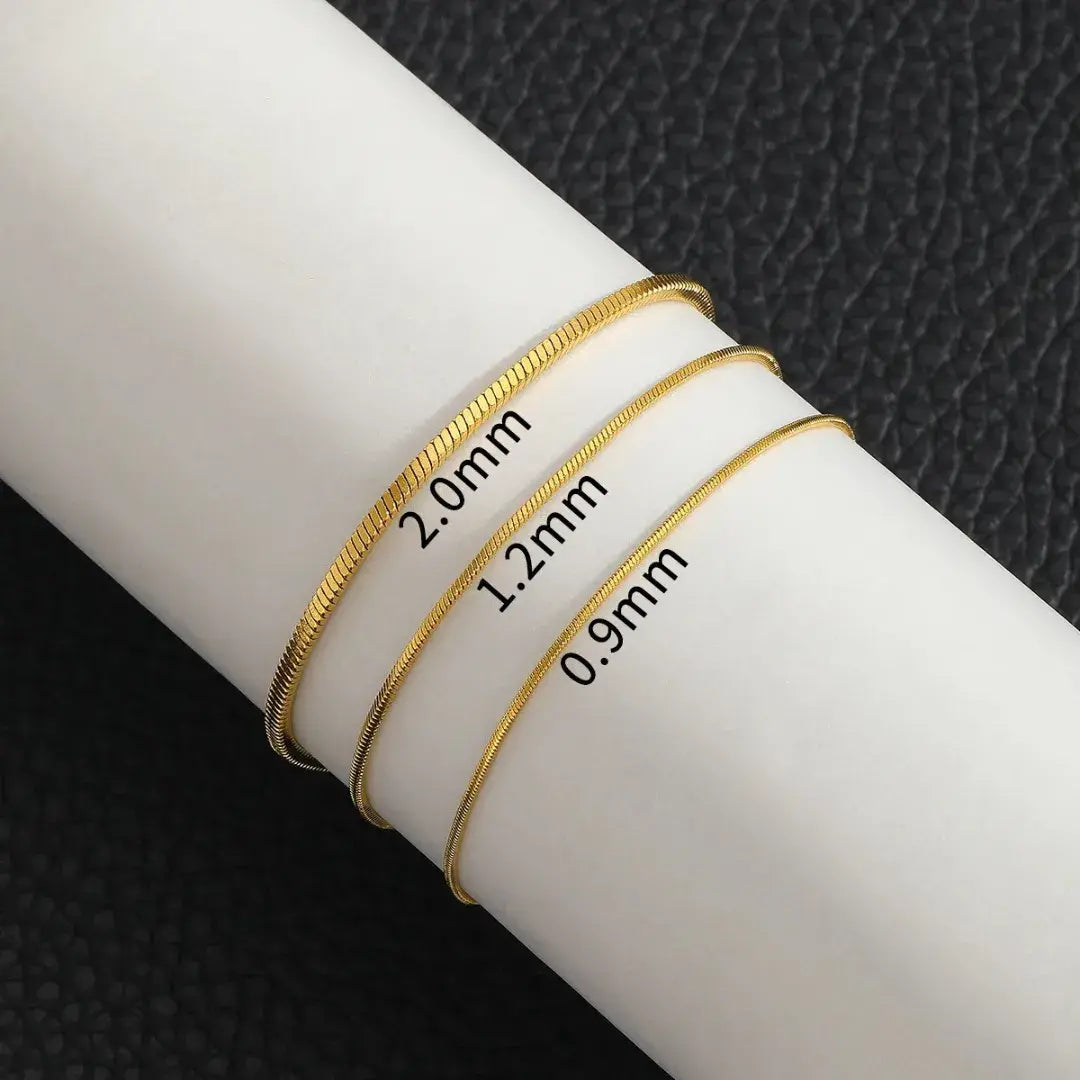 Duas pulseiras estilo corrente cobra em aço inox, cores dourada e prata lado a lado – Romantizze