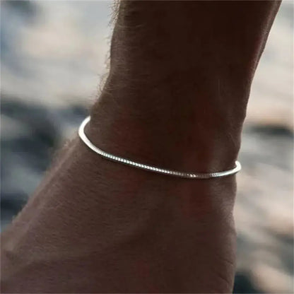 Pulseira masculina prateada estilo cobra usada ao ar livre, composição casual e elegante – Romantizze