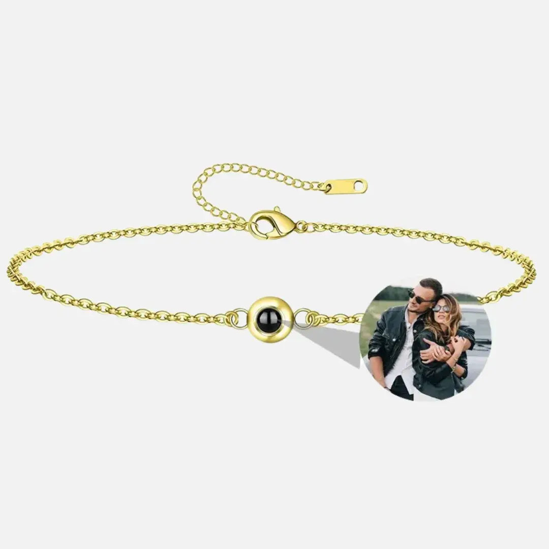 Pulseira dourada com pingente central de projeção exibindo foto personalizada de casal – Romantizze