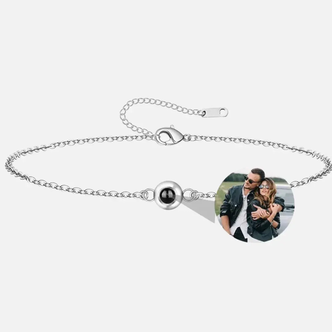 Pulseira prateada com pingente de projeção mostrando foto de casal – Romantizze