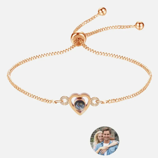 Pulseira dourada com pingente de projeção de foto e mensagem "Eu Te Amo" em 100 idiomas – Romantizze